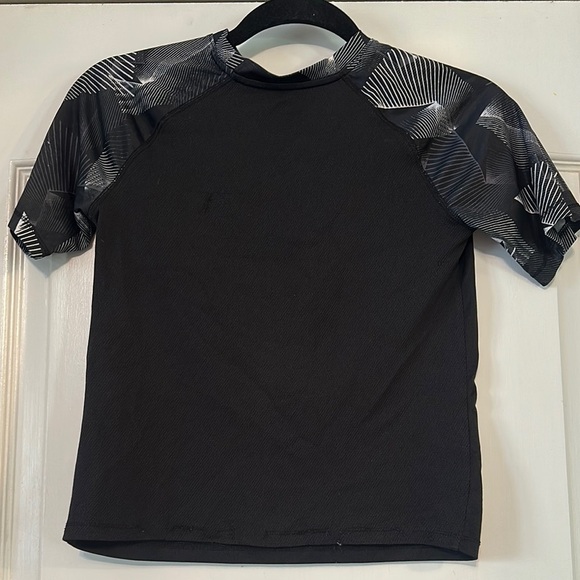 GAP Black and White Short Sleeve Tee with Signature Logo - Picture 7 of 10